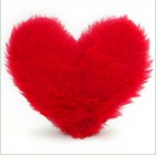 kırmızı peluş kalpli yastık modeli